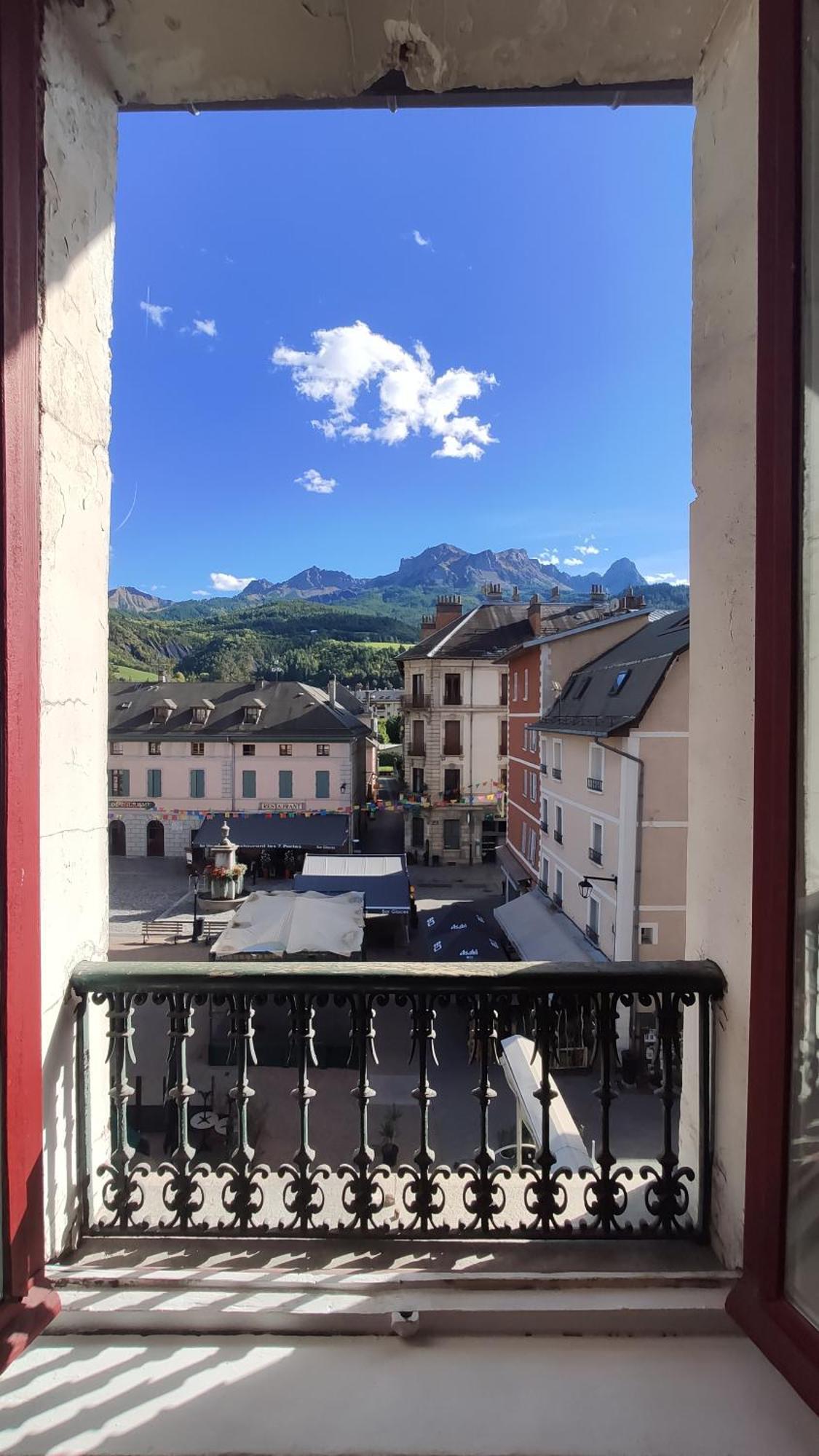 Evasion Authentique - Centre Ville - Jeux De Societe Barcelonnette Exteriör bild